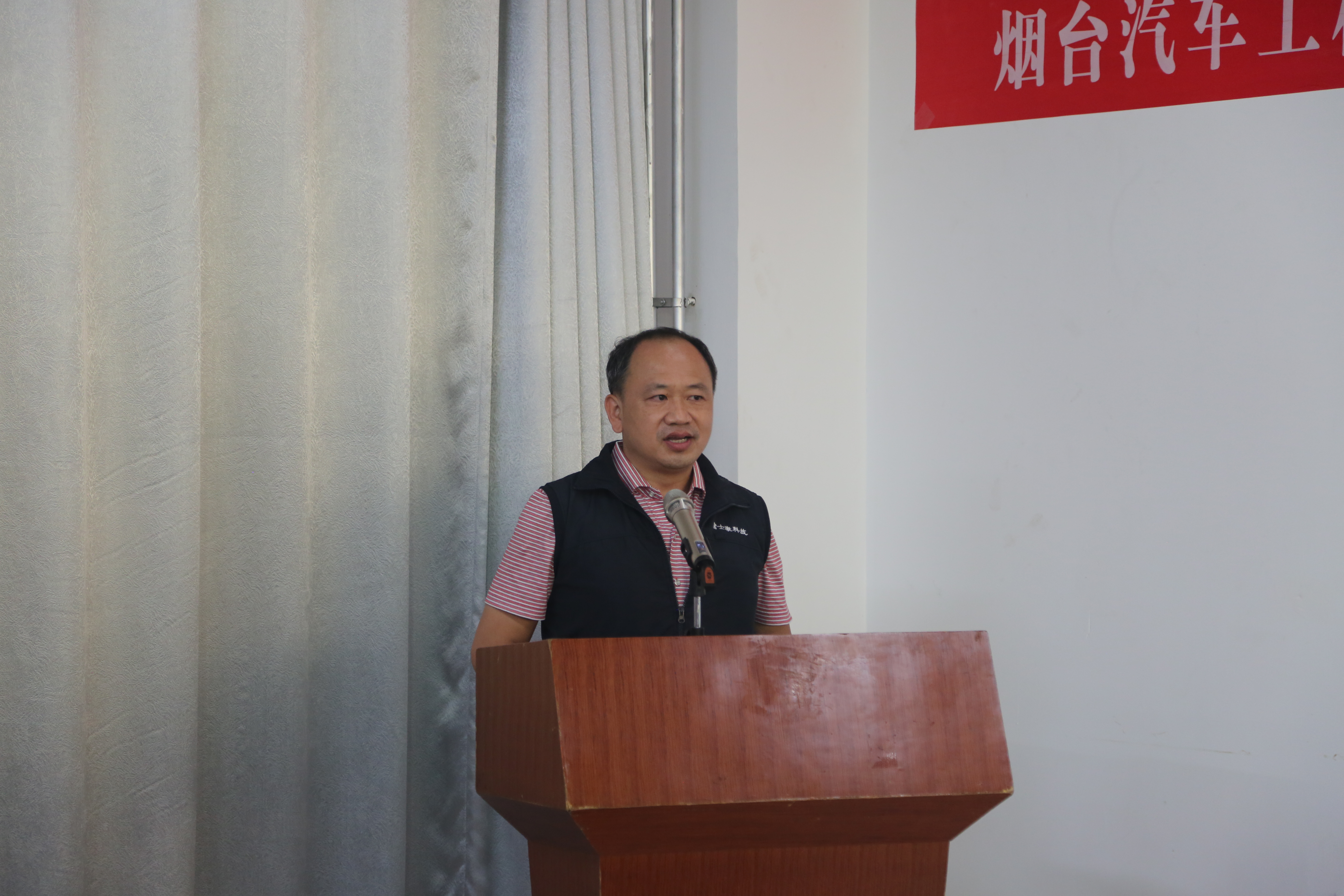 富士康(烟台)科技工业园副总经理郑光杰介绍健康管理系统开发情况