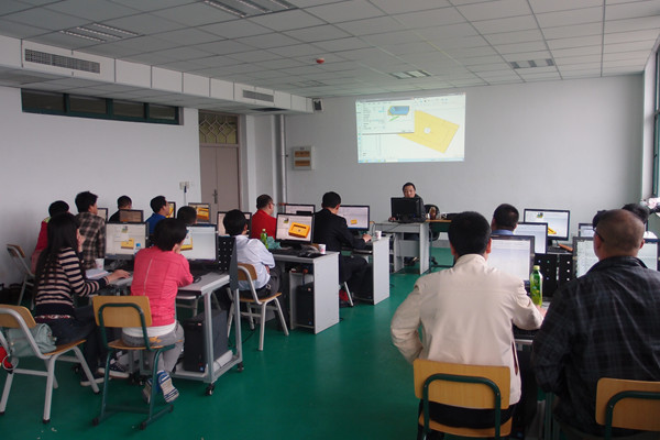 机电工程系承接路通精密铝业员工UG数控加工