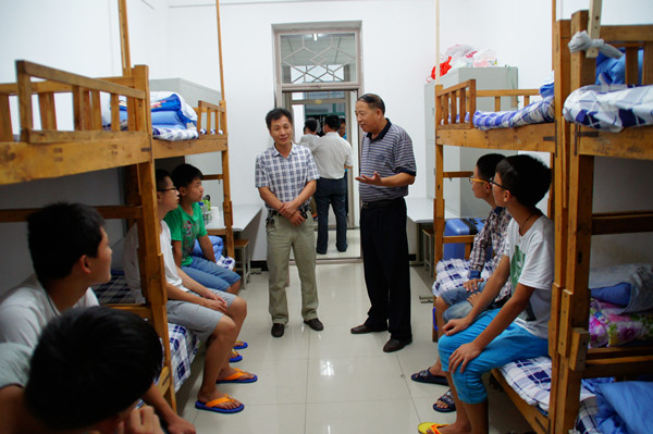 院领导深入宿舍看望新生-烟台汽车工程职业学院