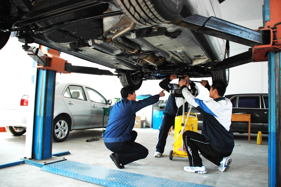 底盘构造与维修实训室-烟台汽车工程职业学院
