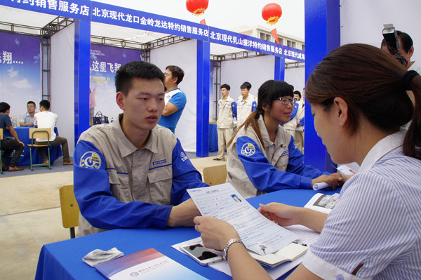 6月26日下午,第三届北京现代班招聘日活动在学院实训中心举行。北京现代汽车有限公司销售本部刘朋经理与来自山东各地13家经销商共同参与了本次招聘工作。前来我院采访的《人民日报》、《光明日报》、《经济日报》、《中国青年报》、《中国汽车报》、人民网等中央级媒体朋友,党委副书记、副院长于波,副院长孙涛、车辆运用工程系主任王永浩及北京现代班师生代表一同参加了本次活动。 招聘会欢迎仪式由车辆运用工程系主任王永浩主持。副院长孙涛首先致欢迎辞,他高度评价了北京现代班合作项目对我院实训建设及师资培训做出的贡献,他指出,学生